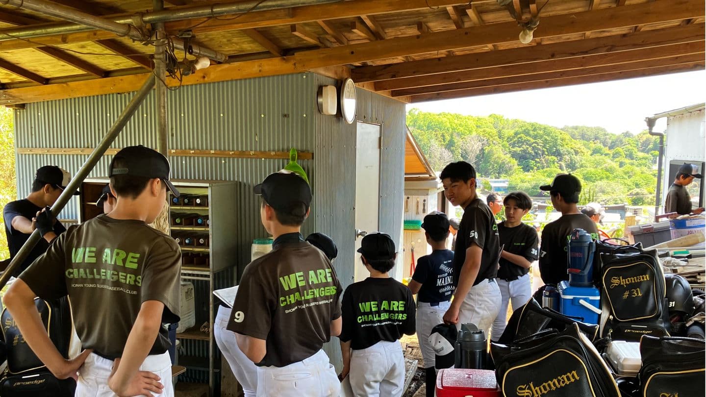ダグアウト下の選手たち